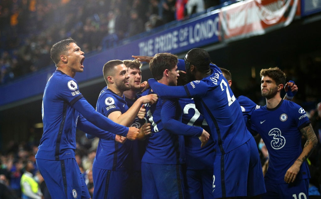 Cuộc đua top 4 Premier League có bước ngoặt lớn; Cavani lập siêu phẩm cho ngày đặc biệt của Man United