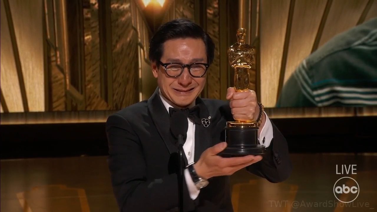 Diễn viên gốc Á Quan Kế Huy đoạt giải Oscar lập hàng loạt kỷ lục của