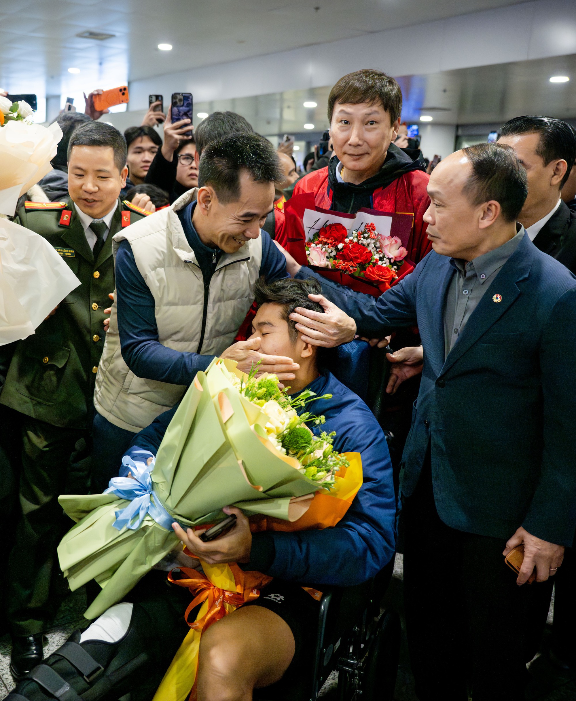 Thương Hiểu Minh U23 Việt Nam ngồi xe lăn về nước, bố mẹ thương con mắt rớm lệ- Ảnh 1. Thương Hiểu Minh U23 Việt Nam ngồi xe lăn về nước, bố mẹ thương con mắt rớm lệ- Ảnh 1.