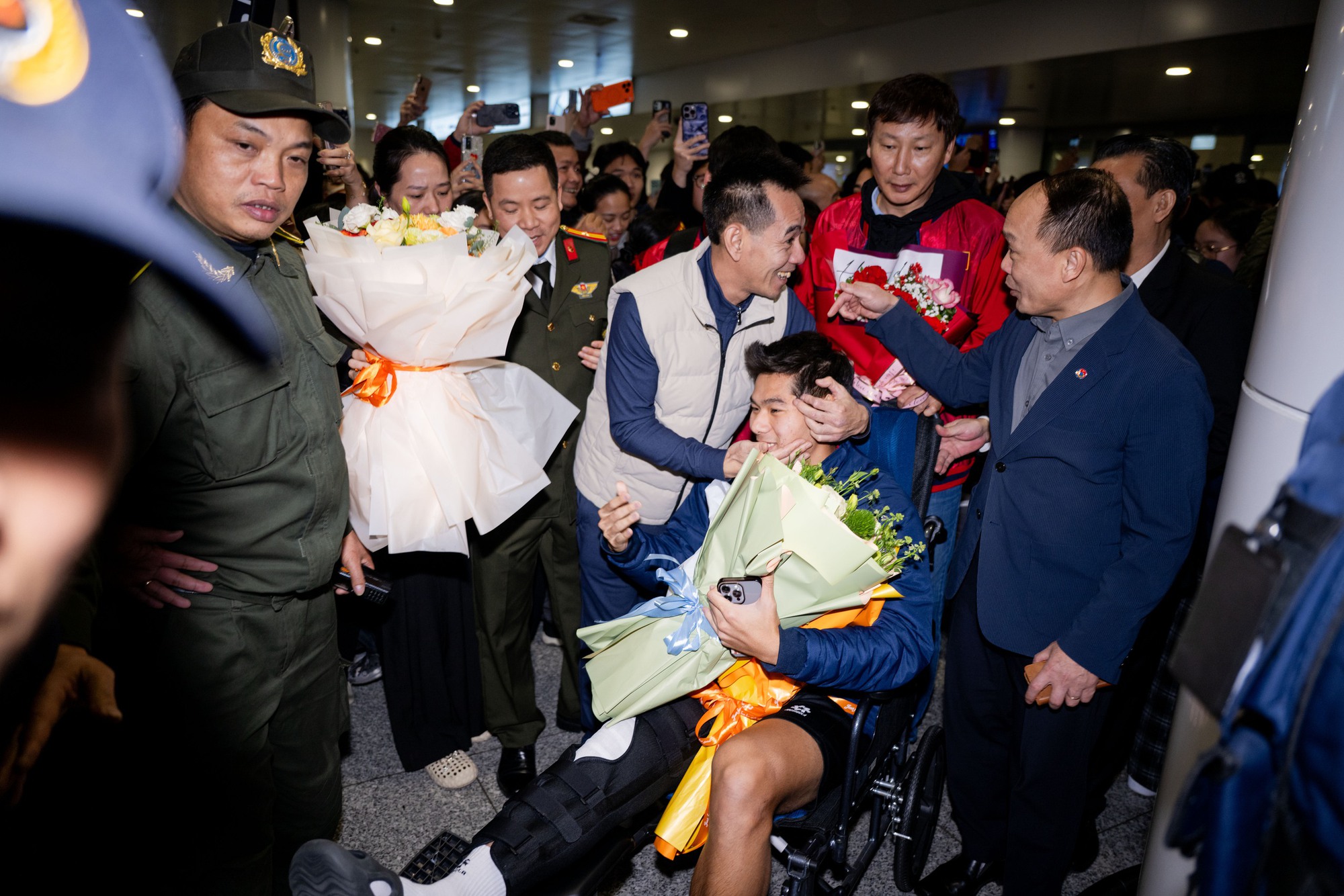 Thương Hiểu Minh U23 Việt Nam ngồi xe lăn về nước, bố mẹ thương con mắt rớm lệ- Ảnh 2. Thương Hiểu Minh U23 Việt Nam ngồi xe lăn về nước, bố mẹ thương con mắt rớm lệ- Ảnh 2.