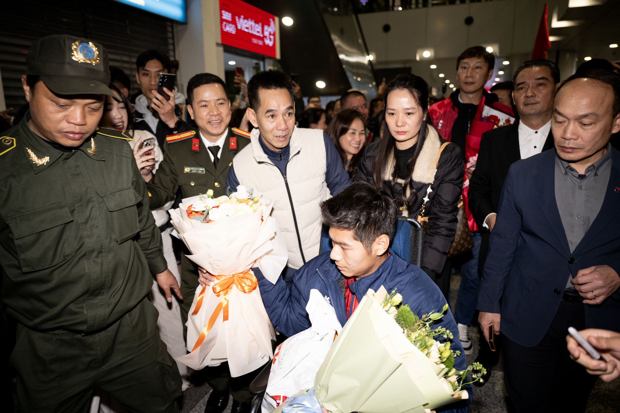 Thương Hiểu Minh U23 Việt Nam ngồi xe lăn về nước, bố mẹ thương con mắt rớm lệ- Ảnh 5. Thương Hiểu Minh U23 Việt Nam ngồi xe lăn về nước, bố mẹ thương con mắt rớm lệ- Ảnh 5.