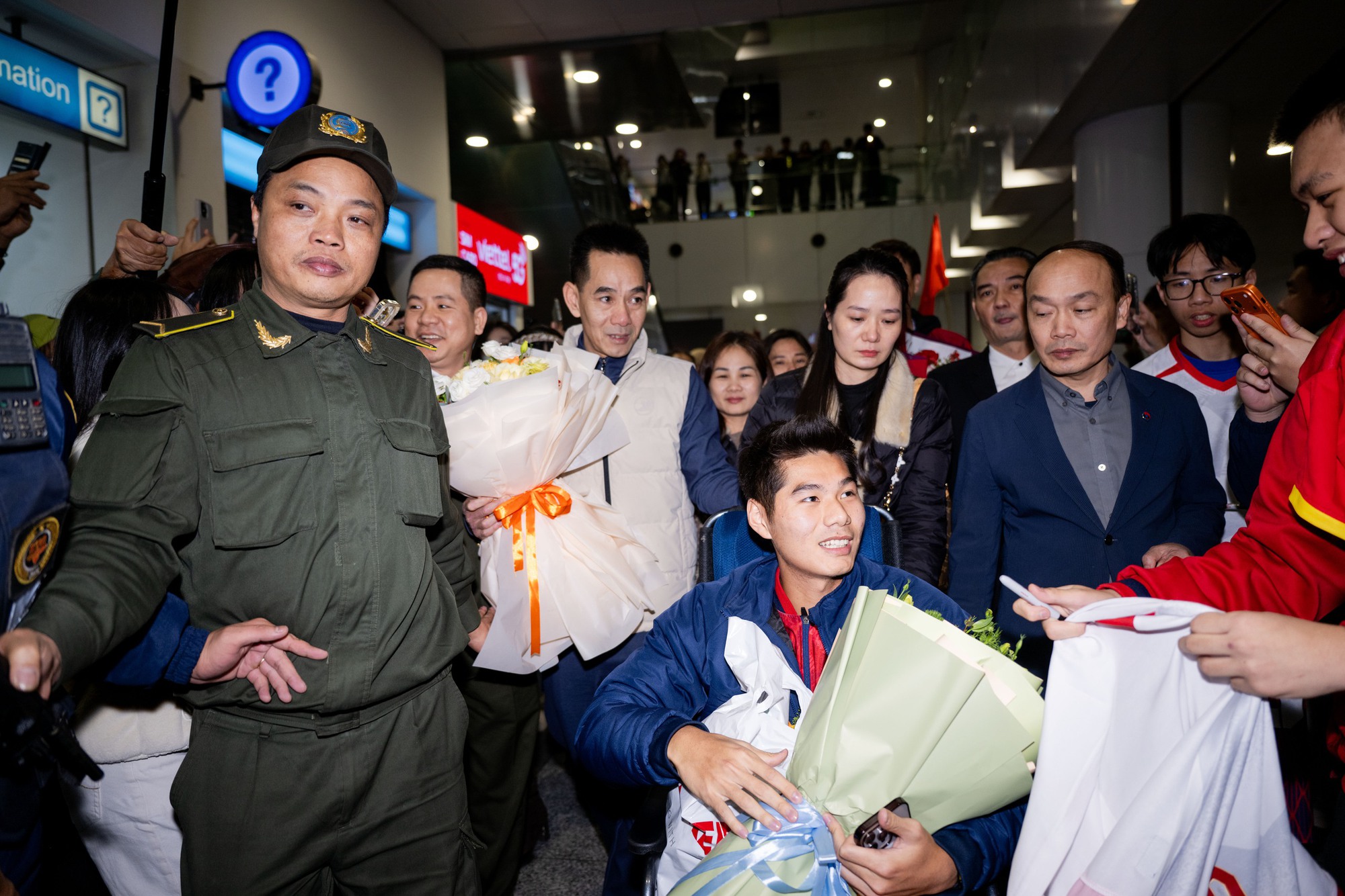 Thương Hiểu Minh U23 Việt Nam ngồi xe lăn về nước, bố mẹ thương con mắt rớm lệ- Ảnh 3. Thương Hiểu Minh U23 Việt Nam ngồi xe lăn về nước, bố mẹ thương con mắt rớm lệ- Ảnh 3.