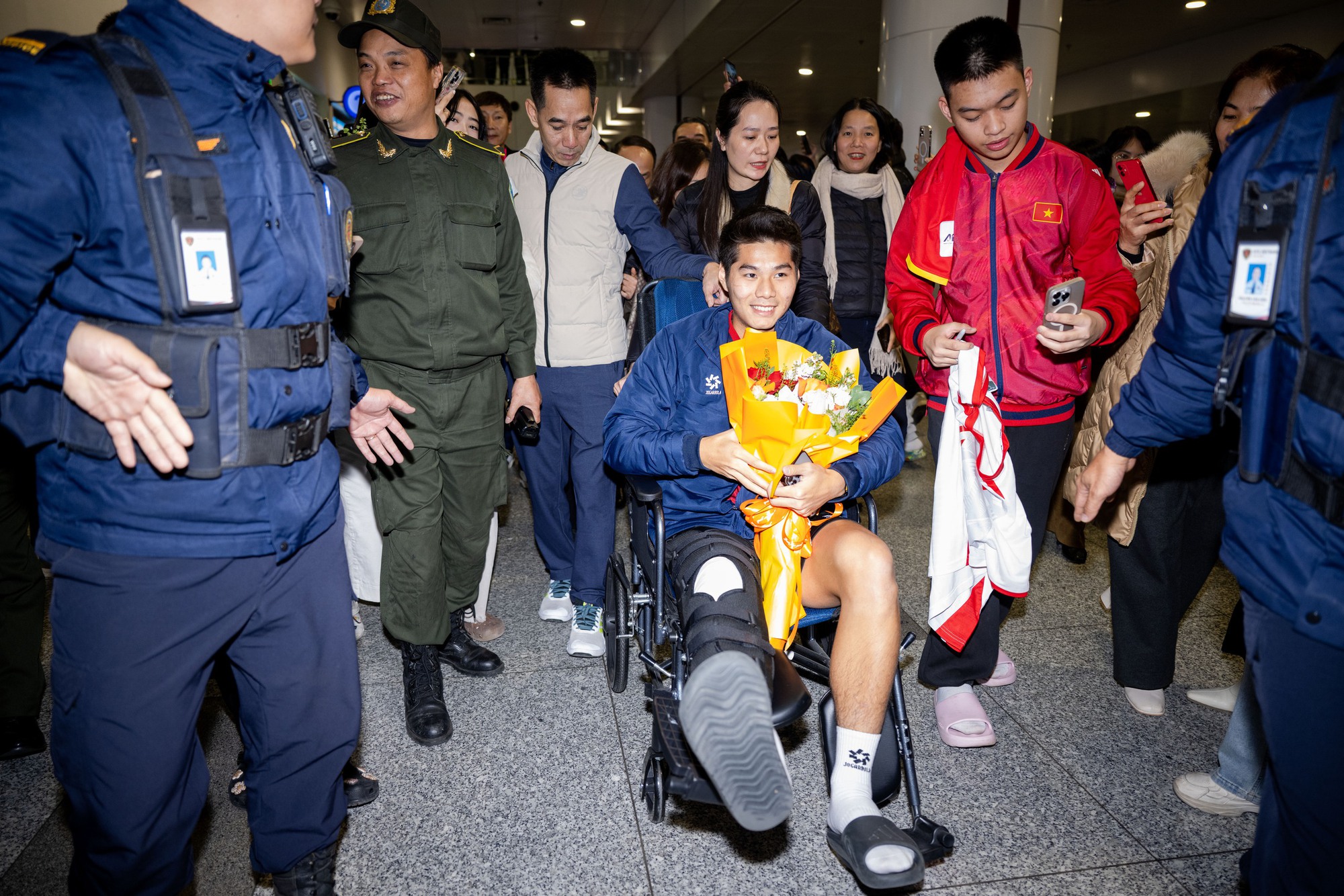 Thương Hiểu Minh U23 Việt Nam ngồi xe lăn về nước, bố mẹ thương con mắt rớm lệ- Ảnh 4. Thương Hiểu Minh U23 Việt Nam ngồi xe lăn về nước, bố mẹ thương con mắt rớm lệ- Ảnh 4.