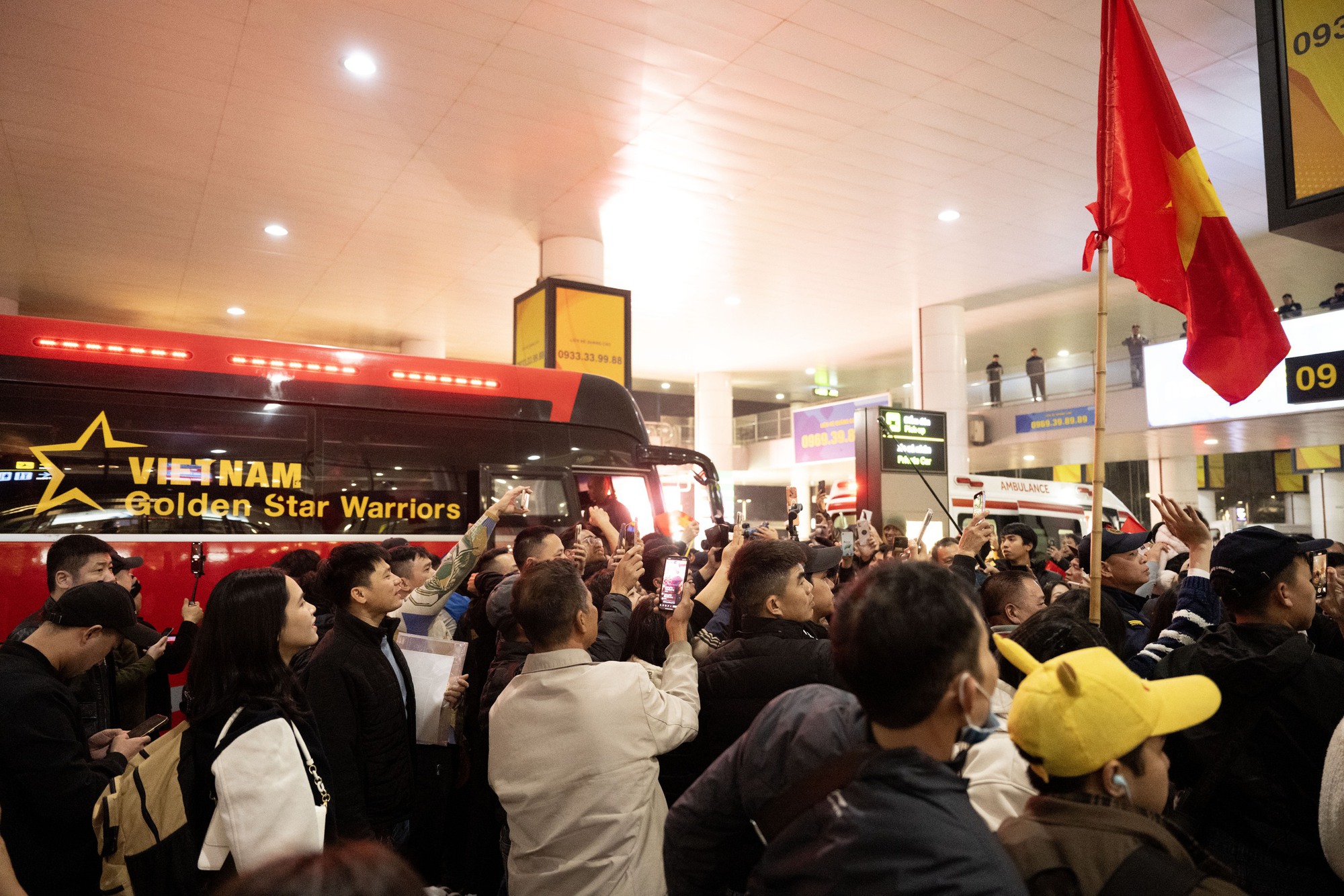 Thương Hiểu Minh U23 Việt Nam ngồi xe lăn về nước, bố mẹ thương con mắt rớm lệ- Ảnh 7. Thương Hiểu Minh U23 Việt Nam ngồi xe lăn về nước, bố mẹ thương con mắt rớm lệ- Ảnh 7.