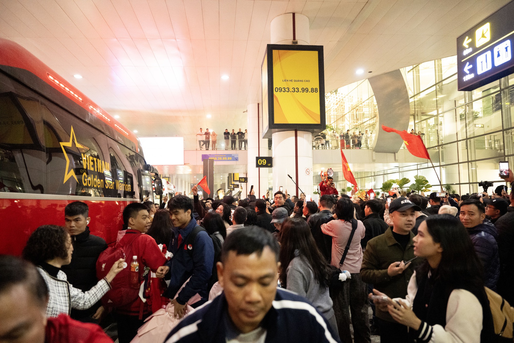 Thương Hiểu Minh U23 Việt Nam ngồi xe lăn về nước, bố mẹ thương con mắt rớm lệ- Ảnh 8. Thương Hiểu Minh U23 Việt Nam ngồi xe lăn về nước, bố mẹ thương con mắt rớm lệ- Ảnh 8.