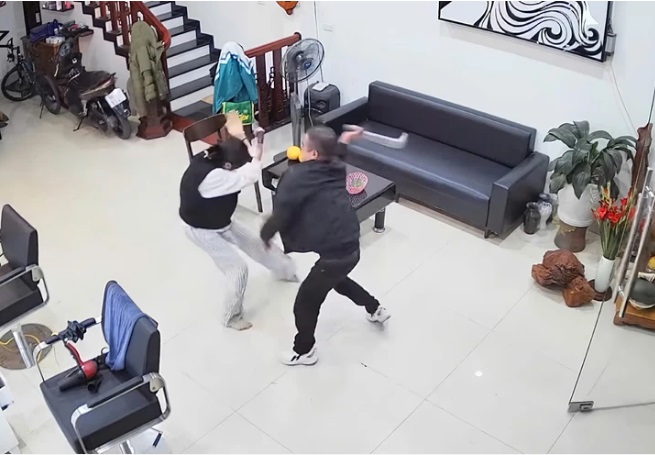 Chồng chém vợ và con gái tại tiệm tóc ở Bắc Ninh: Người trong cuộc hé lộ nguyên nhân - Ảnh 2.
