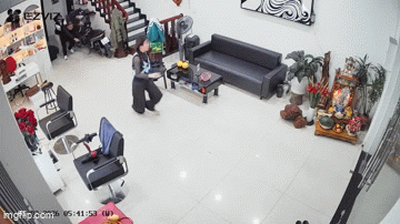 Chồng chém vợ và con gái tại tiệm tóc ở Bắc Ninh: Người trong cuộc hé lộ nguyên nhân - Ảnh 1.