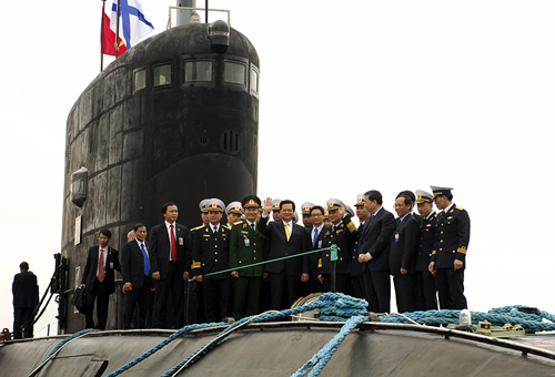 Ảnh: Thủ tướng Nguyễn Tấn Dũng thăm tàu ngầm Kilo mang tên Hà Nội