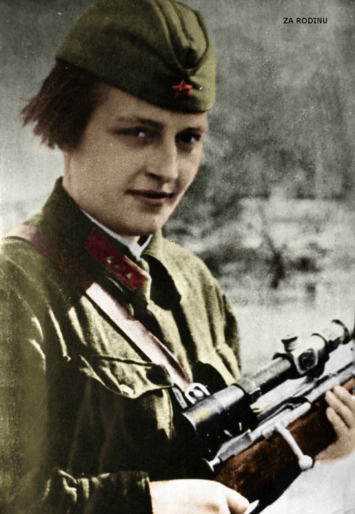 Lyudmila tại mặt trận Odessa với khẩu Tokarev huyền thoại của mình năm 1942.