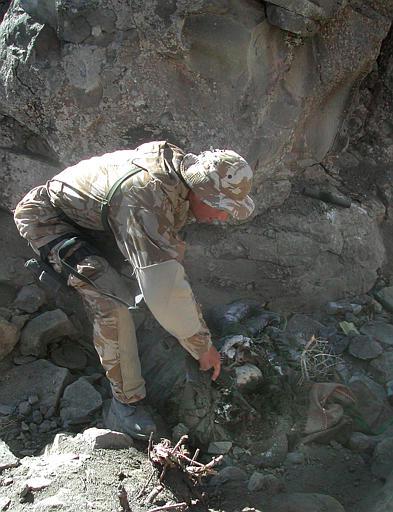Arron Perry vào năm 2002 trong chiến dịch Anaconda tại Afghanistan.