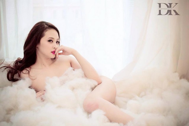Hot girl Ngọc Miu khoe vẻ gợi cảm trong bồn tắm.