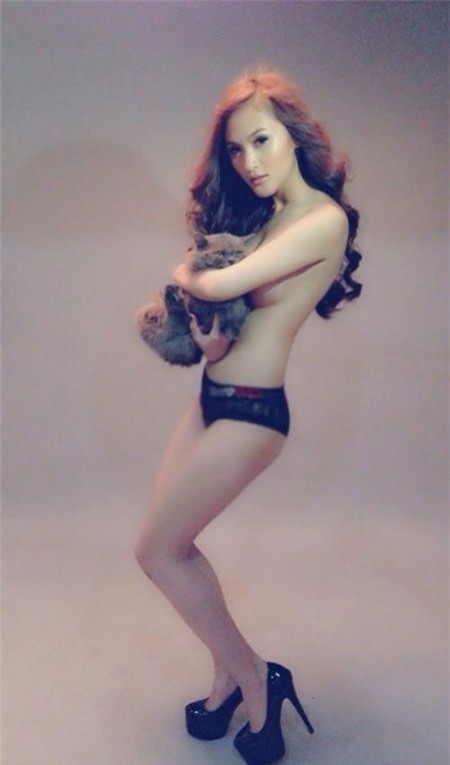 Hot girl Kelly cũng có bộ ảnh bán nude bên chú mèo bị gắn mác 18+.