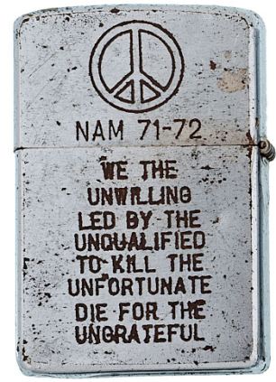 Một chiếc Zippo với biểu tượng phản chiến và lời oán thán của lính Mỹ: Chúng tôi bị dẫn dắt bởi một đám bất tài để giết những con người bất hạnh và phải chết mà chẳng ai nhớ tới