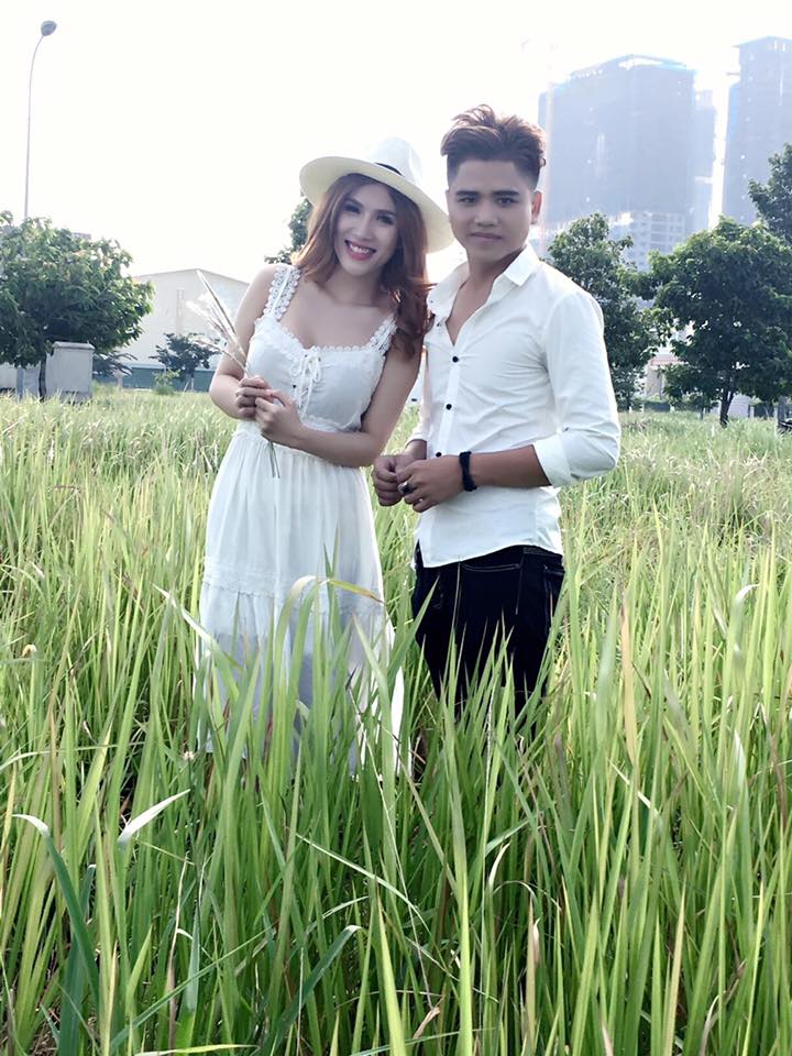 Lộ diện người yêu của Hot boy bán kẹo kéo trên xe BMW - Ảnh 7. Lộ diện người yêu của Hot boy bán kẹo kéo trên xe BMW - Ảnh 7.