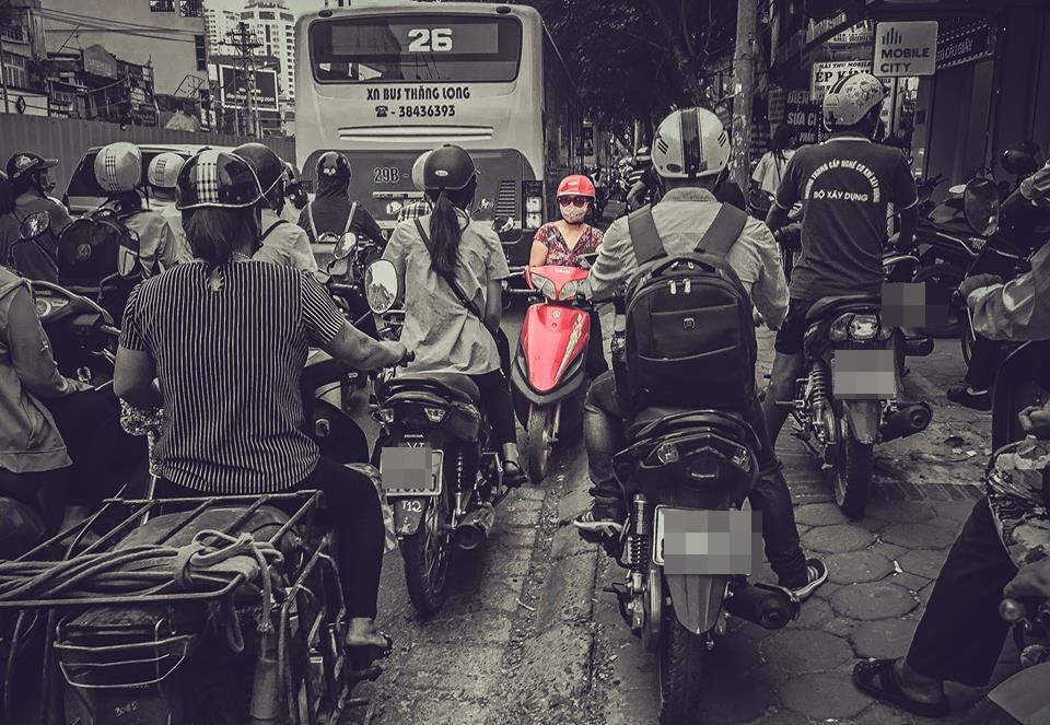 Người phụ nữ đi xe máy đỏ khiến cả cộng đồng mạng chào thua - Ảnh 1. Người phụ nữ đi xe máy đỏ khiến cả cộng đồng mạng chào thua - Ảnh 1.