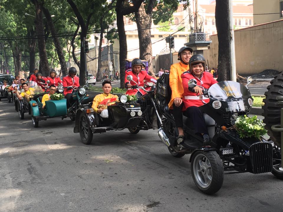 Dàn rước dâu hoành tráng, gây náo loạn phố Sài thành - Ảnh 9. Dàn rước dâu hoành tráng, gây náo loạn phố Sài thành - Ảnh 9.