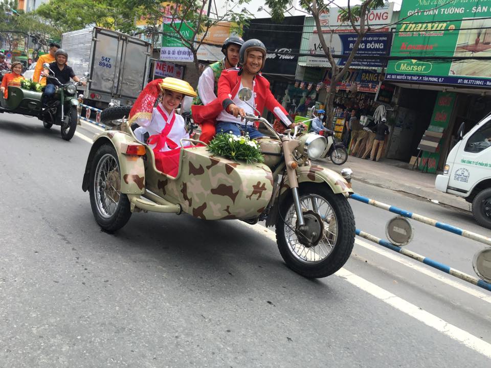 Dàn rước dâu hoành tráng, gây náo loạn phố Sài thành - Ảnh 7. Dàn rước dâu hoành tráng, gây náo loạn phố Sài thành - Ảnh 7.