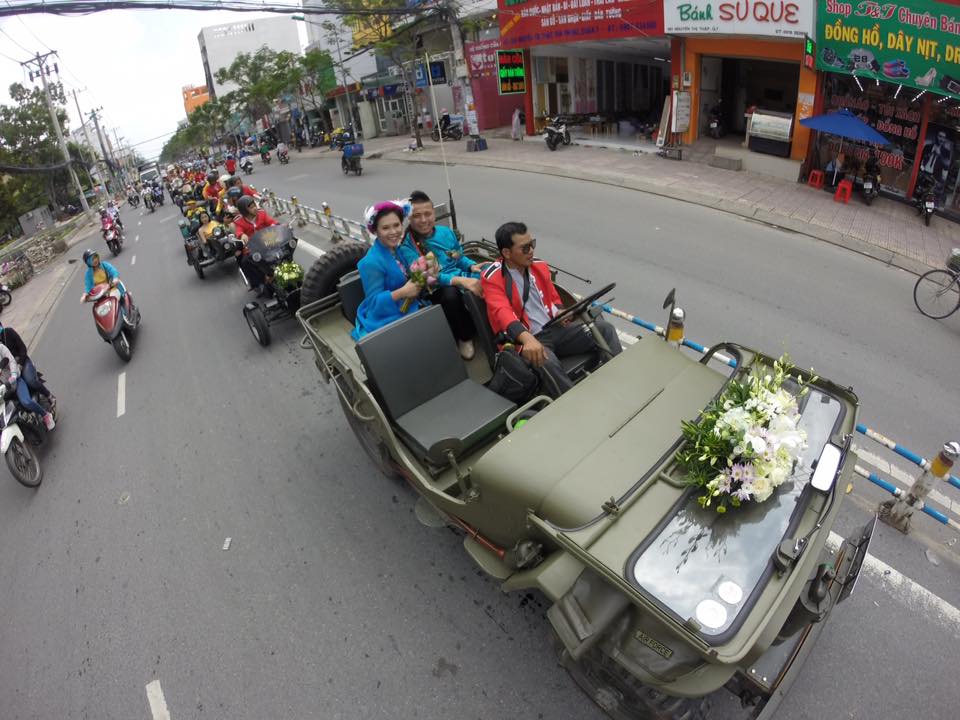 Dàn rước dâu hoành tráng, gây náo loạn phố Sài thành - Ảnh 4. Dàn rước dâu hoành tráng, gây náo loạn phố Sài thành - Ảnh 4.