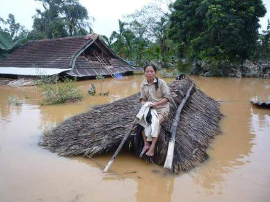 [Ảnh] Ám ảnh những nóc nhà miền Trung... - Ảnh 4.