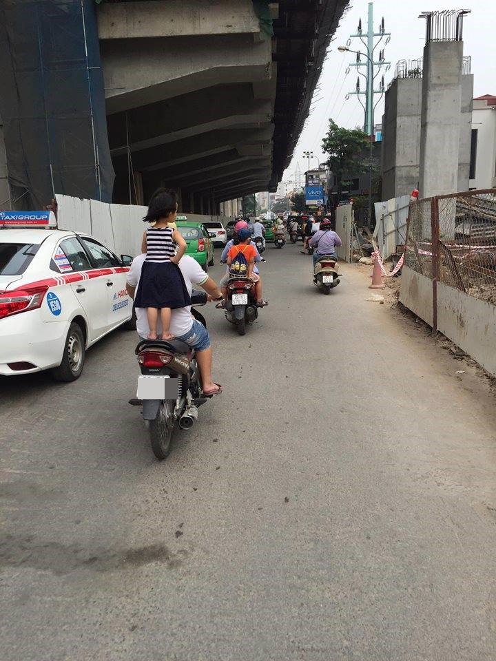 Hành động giữa phố gây nguy hại tới con gái của ông bố Việt - Ảnh 1. Hành động giữa phố gây nguy hại tới con gái của ông bố Việt - Ảnh 1.