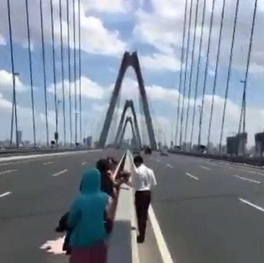 Cặp đôi mạo hiểm chụp ảnh cưới giữa làn xe trên cầu Nhật Tân  - Ảnh 3.