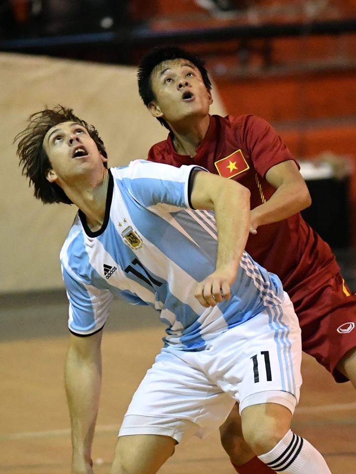 Từ cậu bé nhổ cỏ cà phê đến đấu trường Futsal World Cup - Ảnh 2. Từ cậu bé nhổ cỏ cà phê đến đấu trường Futsal World Cup - Ảnh 2.