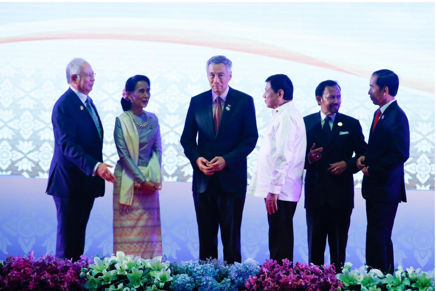 Đu dây giữa Mỹ - Trung, người phụ nữ này là bậc thầy của ông Duterte - Ảnh 3. Đu dây giữa Mỹ - Trung, người phụ nữ này là bậc thầy của ông Duterte - Ảnh 3.