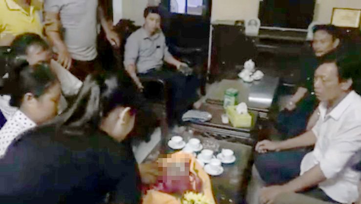 Vụ đặt thi thể bé trai lên phòng Giám đốc: BVĐK Quốc Oai nói gì? - Ảnh 1. Vụ đặt thi thể bé trai lên phòng Giám đốc: BVĐK Quốc Oai nói gì? - Ảnh 1.