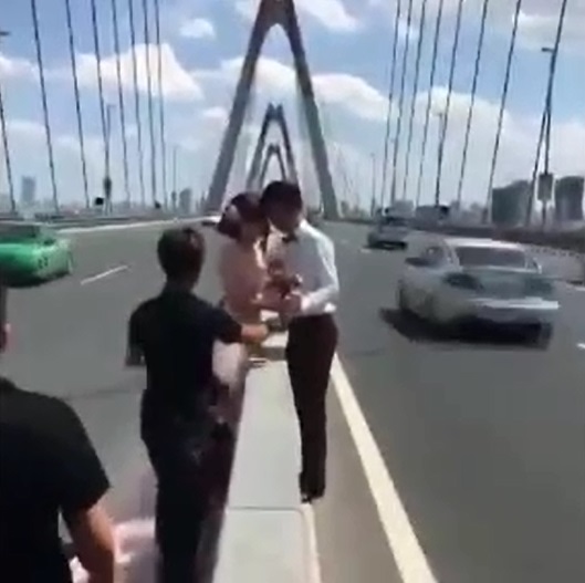 Cặp đôi mạo hiểm chụp ảnh cưới giữa làn xe trên cầu Nhật Tân  - Ảnh 2.