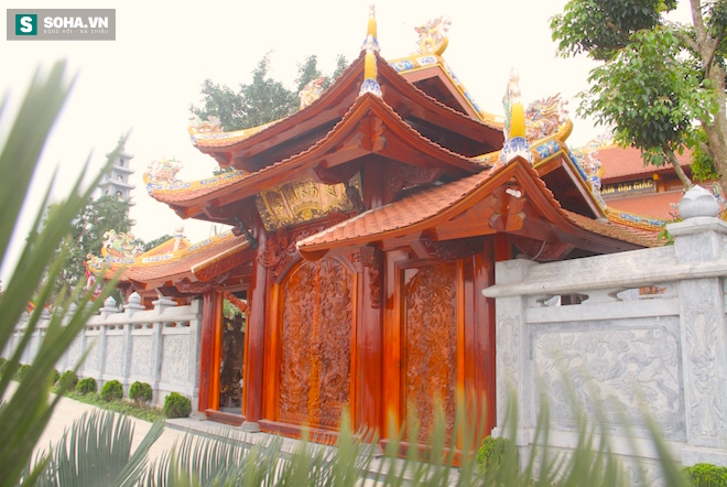 Những pho tượng dát vàng trong đền thờ độc đáo bậc nhất Việt Nam - Ảnh 5.