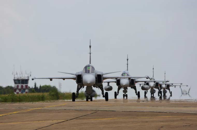 Màn trình diễn Voi đi bộ hoành tráng của Không quân Việt Nam - Ảnh 2. Màn trình diễn Voi đi bộ hoành tráng của Không quân Việt Nam - Ảnh 2.