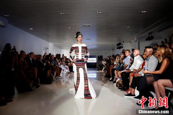 Người mẫu hỏng mắt, mặt chằng chịt sẹo nổi bật trên sàn catwalk - Ảnh 1. Người mẫu hỏng mắt, mặt chằng chịt sẹo nổi bật trên sàn catwalk - Ảnh 1.
