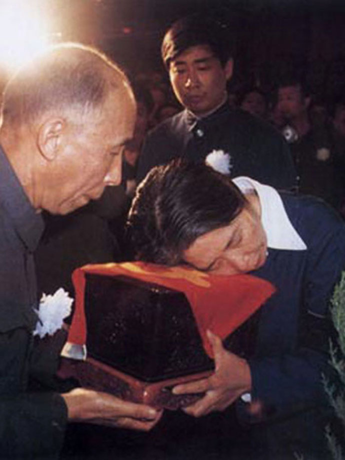 Chủ tịch Trung Quốc nhắm mắt đầy uẩn ức vì dám công khai vượt mặt lãnh tụ - Ảnh 5. Chủ tịch Trung Quốc nhắm mắt đầy uẩn ức vì dám công khai vượt mặt lãnh tụ - Ảnh 5.