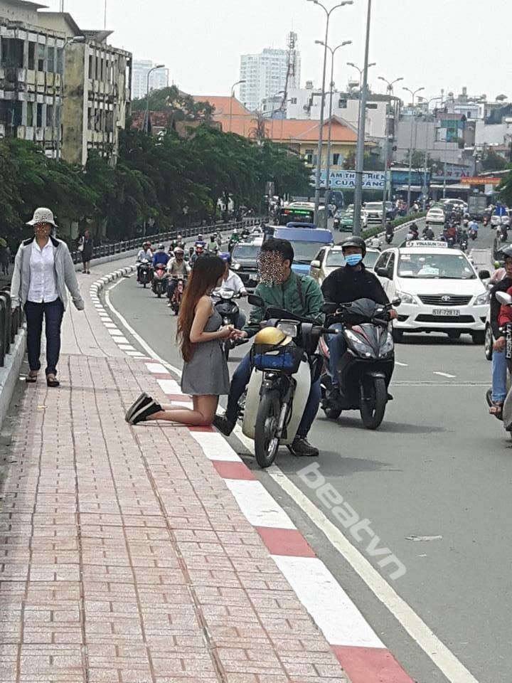 Cô gái quỳ gối xin lỗi ngay giữa phố khiến dân mạng nhức mắt - Ảnh 1. Cô gái quỳ gối xin lỗi ngay giữa phố khiến dân mạng nhức mắt - Ảnh 1.