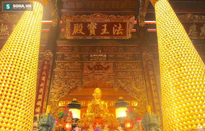 Những pho tượng dát vàng trong đền thờ độc đáo bậc nhất Việt Nam - Ảnh 22.