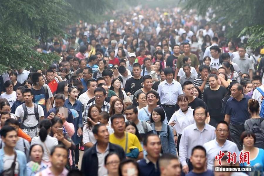 589 triệu người đổ xô đi du lịch trong tuần nghỉ lễ: Hãi hùng... - Ảnh 1. 589 triệu người đổ xô đi du lịch trong tuần nghỉ lễ: Hãi hùng... - Ảnh 1.