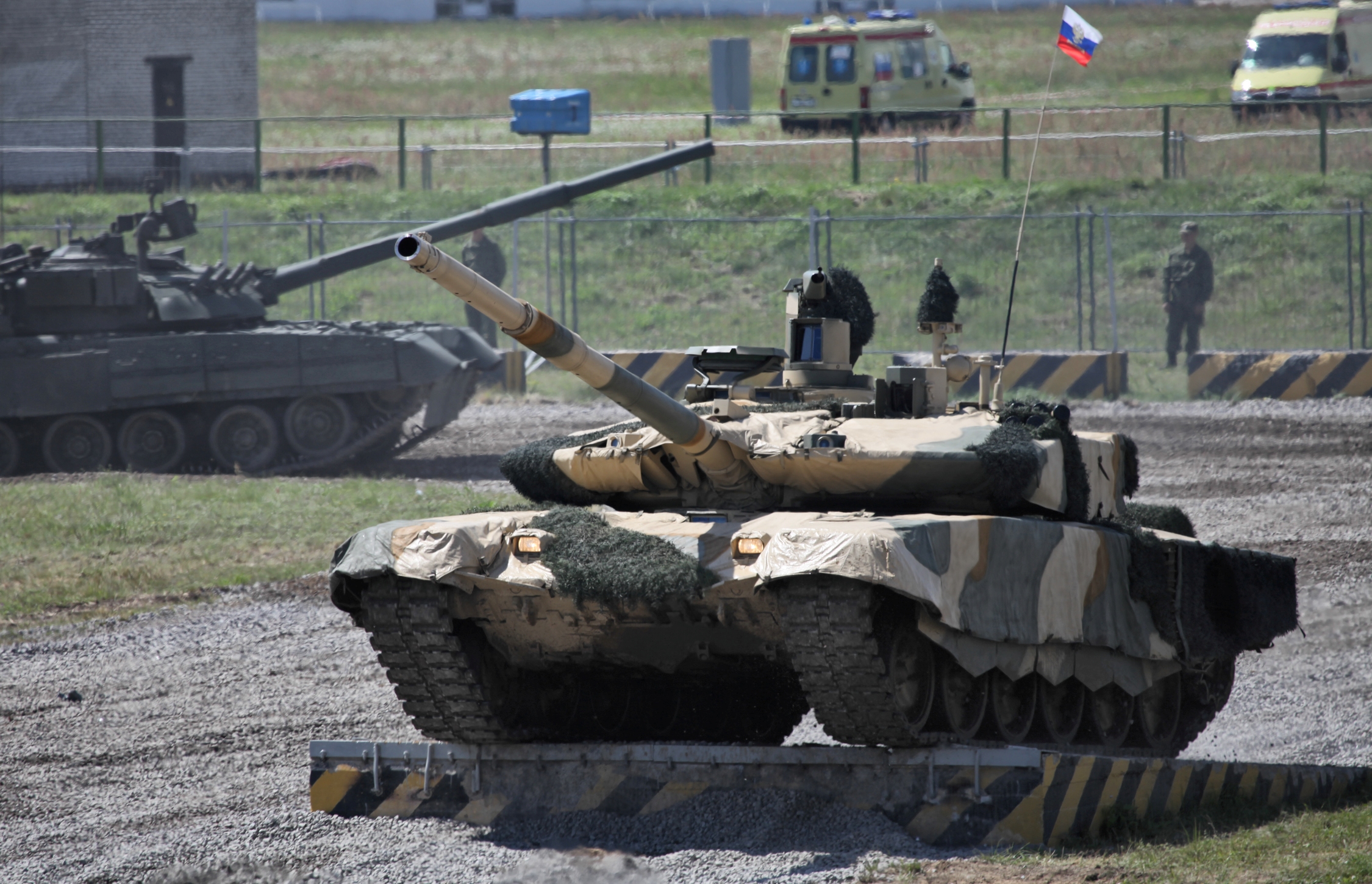 Xe tăng T-90MS lập lá chắn thép bảo vệ thủ đô Hà Nội? - Ảnh 2. Xe tăng T-90MS lập lá chắn thép bảo vệ thủ đô Hà Nội? - Ảnh 2.