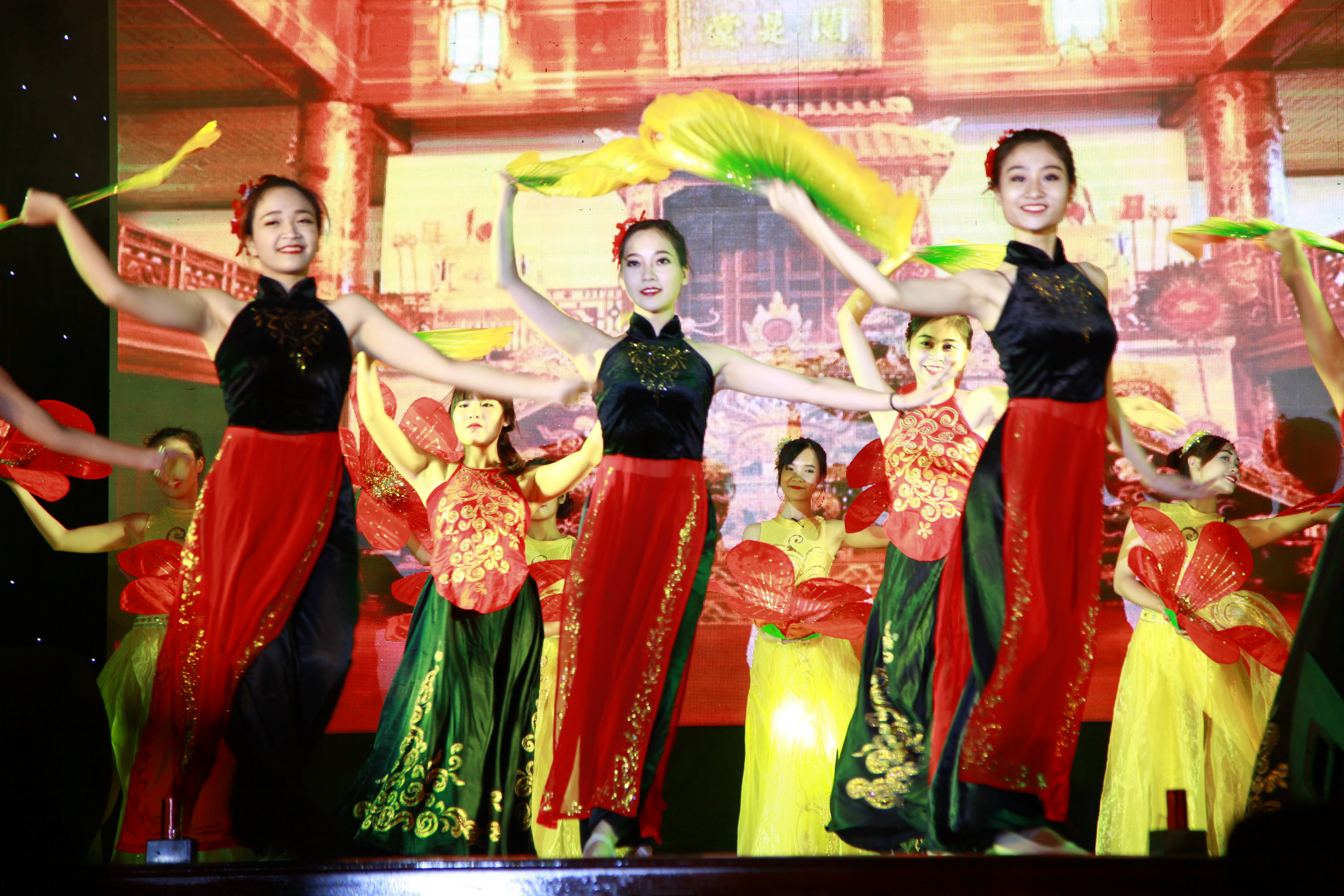 Chương trình Halloween hoành tráng của sinh viên Báo chí - Ảnh 1. Chương trình Halloween hoành tráng của sinh viên Báo chí - Ảnh 1.