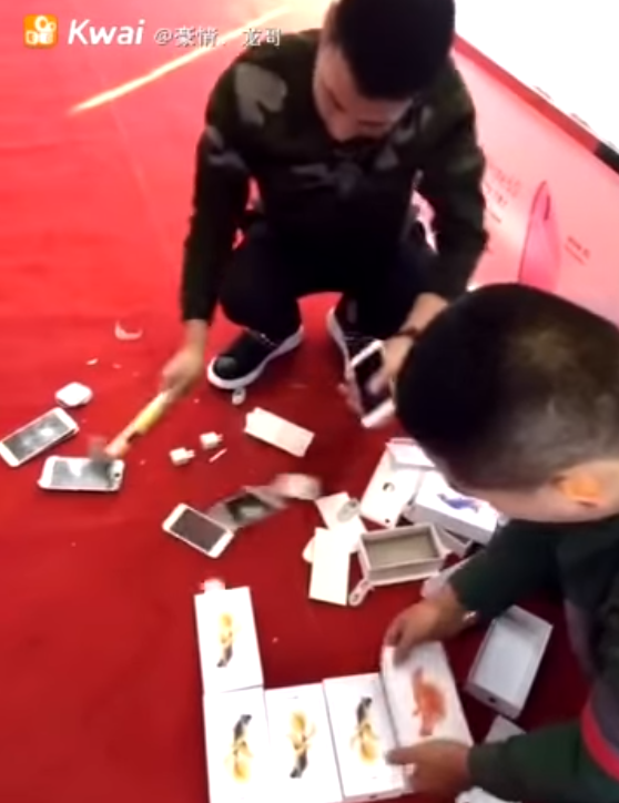 Đại thiếu gia nổi giận chồng tiền mua 10 chiếc iPhone rồi đập nát - Ảnh 4. Đại thiếu gia nổi giận chồng tiền mua 10 chiếc iPhone rồi đập nát - Ảnh 4.