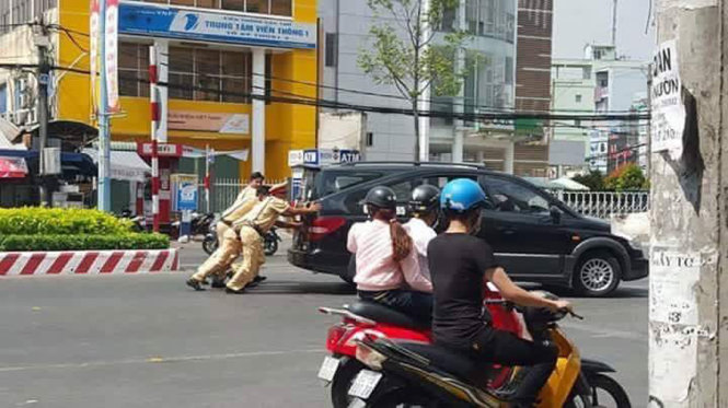 Hành động tuyệt vời của những người lính cứu hỏa giữa phố Hà Nội - Ảnh 5. Hành động tuyệt vời của những người lính cứu hỏa giữa phố Hà Nội - Ảnh 5.