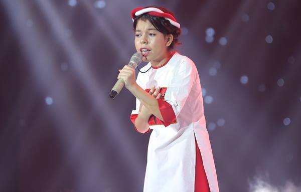 Đông Nhi ôm mặt khóc khi phải làm điều này ở The Voice Kids - Ảnh 2.