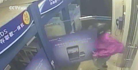 Cô gái trẻ hồn vía lên mây khi bị cướp xồ vào uy hiếp tại cây ATM