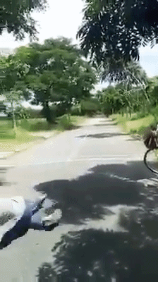 Nữ sinh đánh bạn dã man, bắt quỳ gối liếm chân mới tha - Ảnh 4. Nữ sinh đánh bạn dã man, bắt quỳ gối liếm chân mới tha - Ảnh 4.