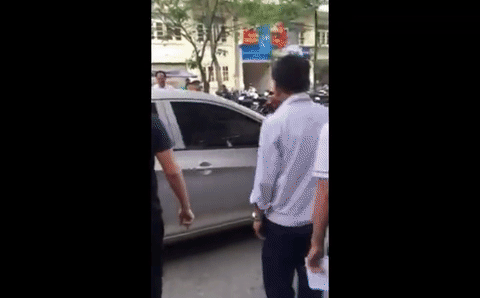 Tài xế ôtô cố tình đâm CSGT rồi bỏ chạy trên phố Hà Nội