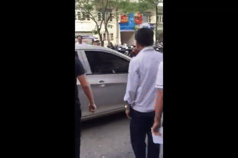 Tài xế ôtô cố tình đâm CSGT rồi bỏ chạy trên phố Hà Nội - Ảnh 3.