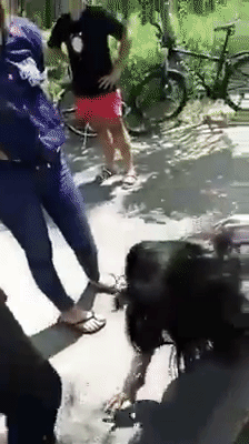 Nữ sinh đánh bạn dã man, bắt quỳ gối liếm chân mới tha - Ảnh 5. Nữ sinh đánh bạn dã man, bắt quỳ gối liếm chân mới tha - Ảnh 5.