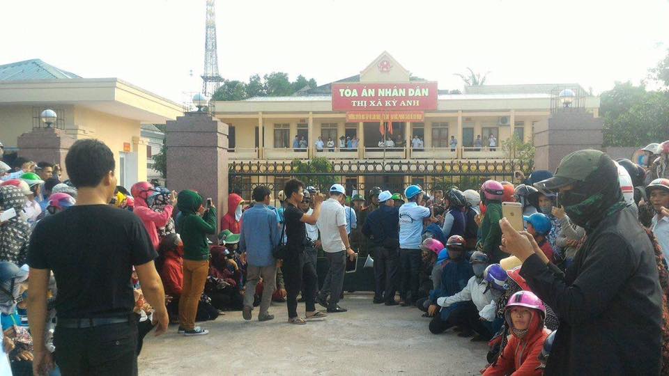 Hơn 500 ngư dân nộp đơn khởi kiện Formosa đòi bồi thường - Ảnh 2. Hơn 500 ngư dân nộp đơn khởi kiện Formosa đòi bồi thường - Ảnh 2.