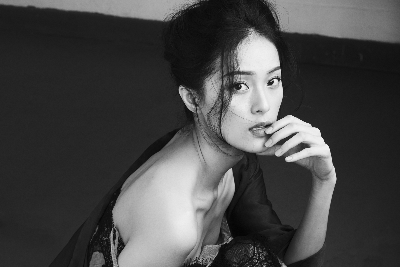 Bị chê diễn xuất đơ, bạn gái Cường Đô la tung ảnh gợi cảm - Ảnh 1. Bị chê diễn xuất đơ, bạn gái Cường Đô la tung ảnh gợi cảm - Ảnh 1.