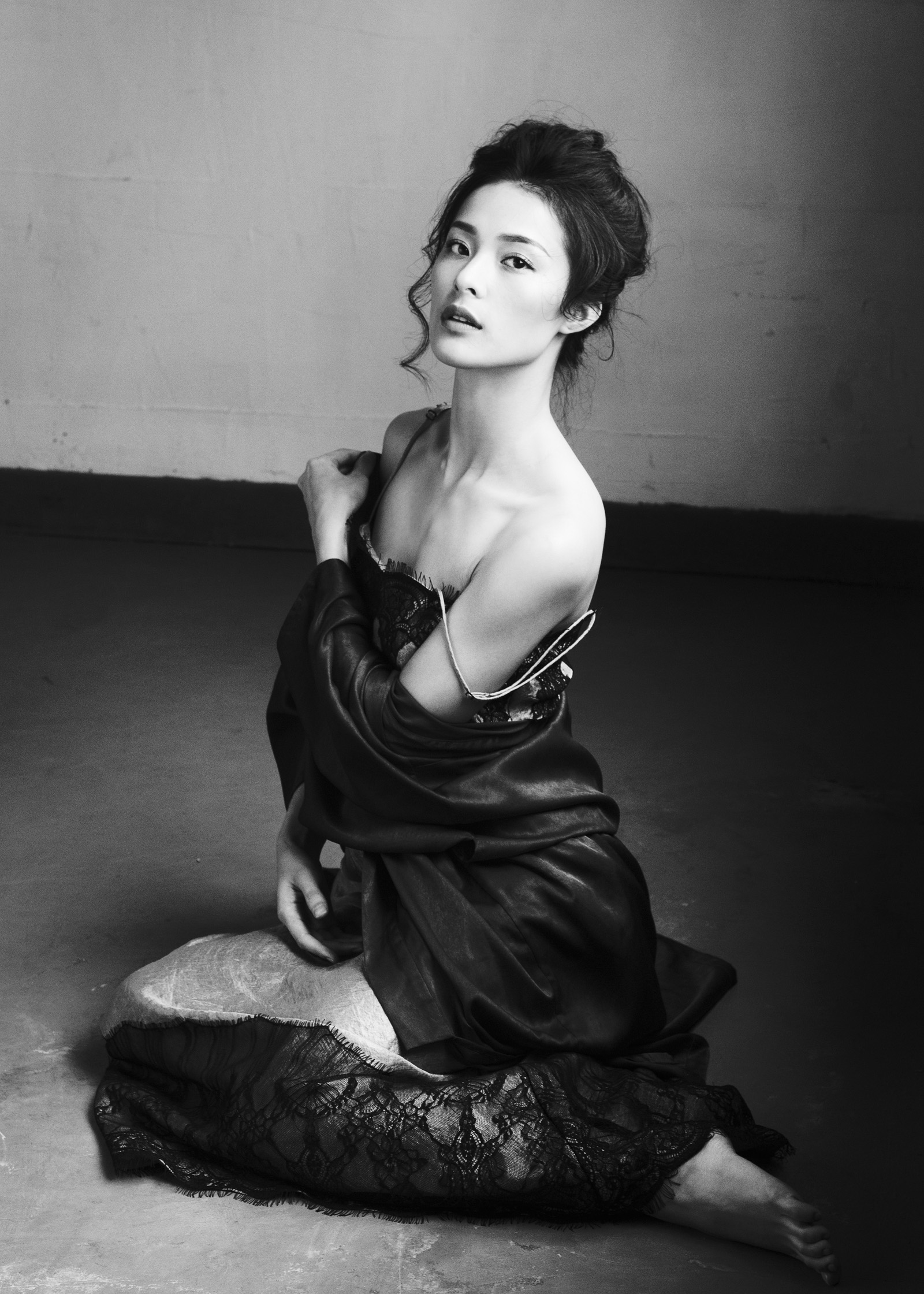 Bị chê diễn xuất đơ, bạn gái Cường Đô la tung ảnh gợi cảm - Ảnh 4. Bị chê diễn xuất đơ, bạn gái Cường Đô la tung ảnh gợi cảm - Ảnh 4.