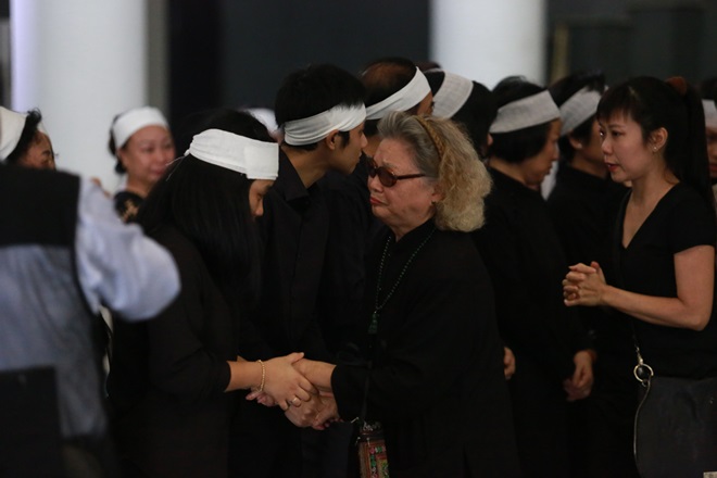 [Cập nhật] Con trai NSƯT Phạm Bằng khóc nức nở trong lễ viếng - Ảnh 10.